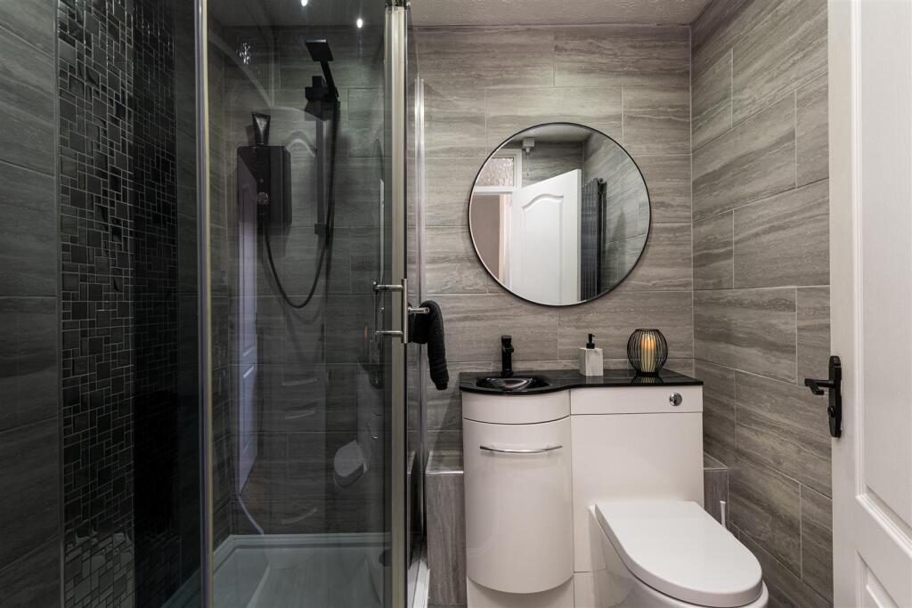 Woodlands shower room.jpg