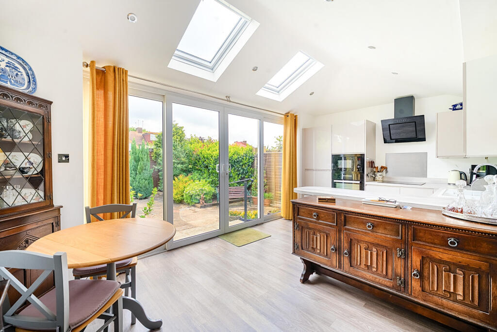 1296314-12-682af2...