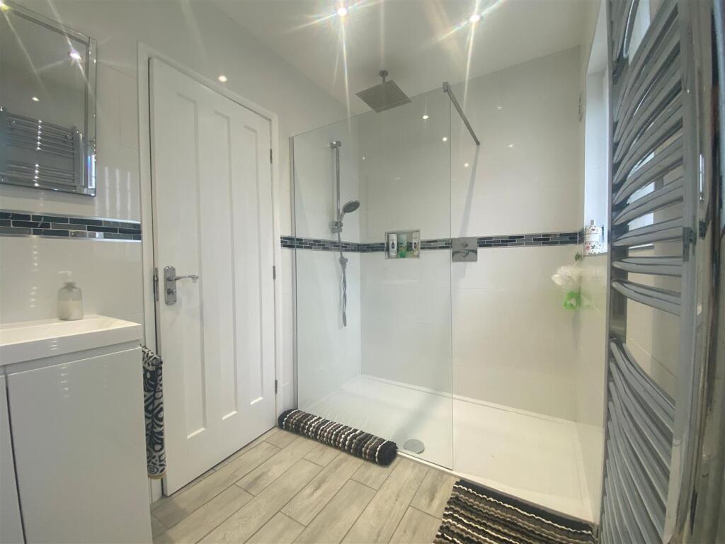 35 cedar ave bathroom.jpg