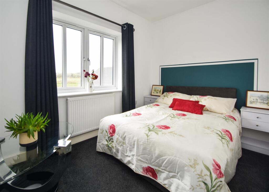 4 Lower Lanes Meadow - Bedroom 2.jpg