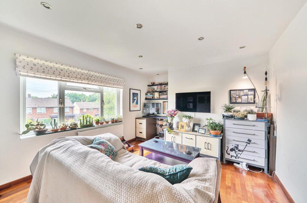 1304806-1-684a9f7...