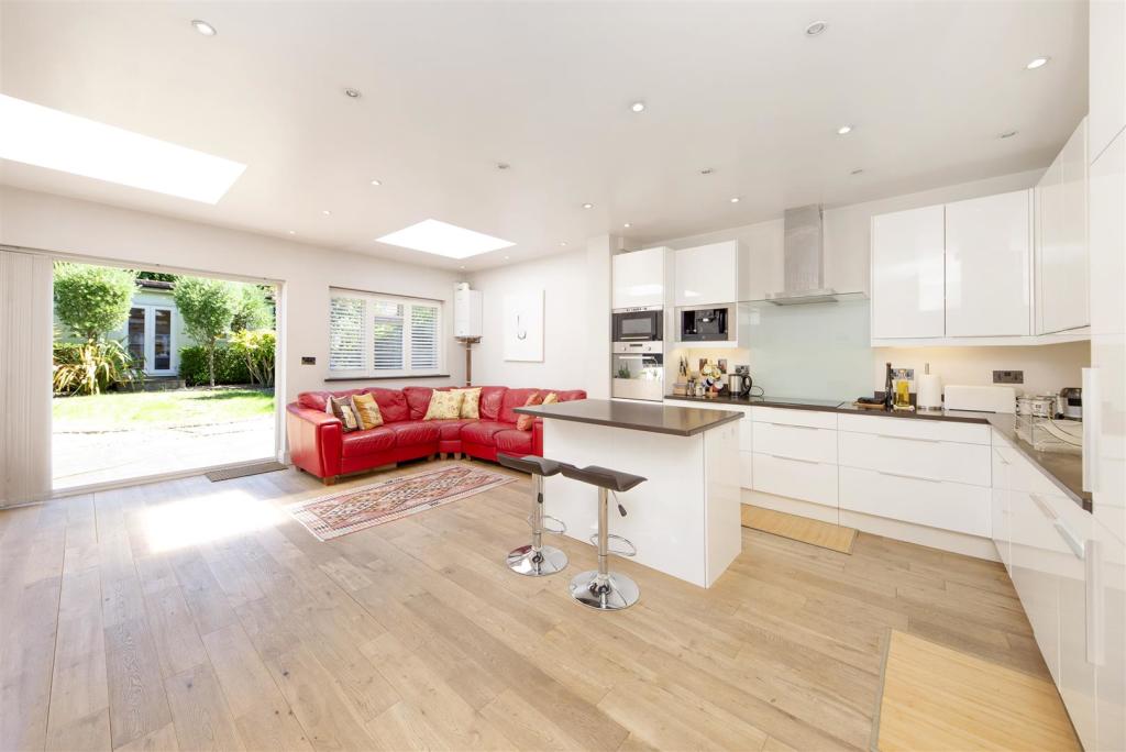 Spacious Open Plan Kitchen/Dining/Family Room