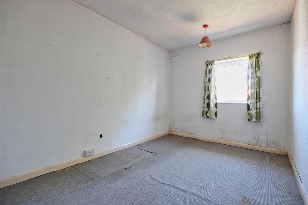 BEDROOM 2 (REAR)