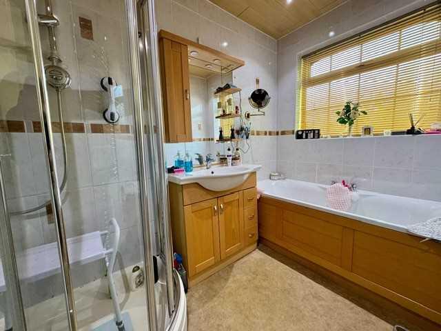 PRINCIPAL BATHROOM