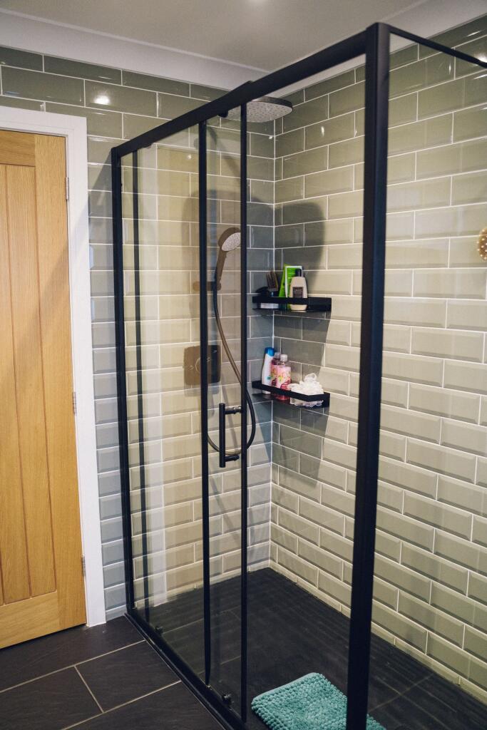 Ystafell Molchi 1 / Bathroom 1