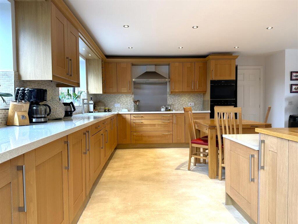 Generous Kitchen 873