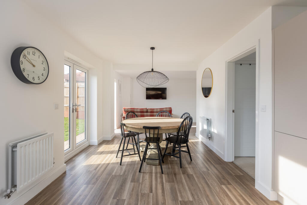Laurel Court 25 Kitchen Dining Family Room-7