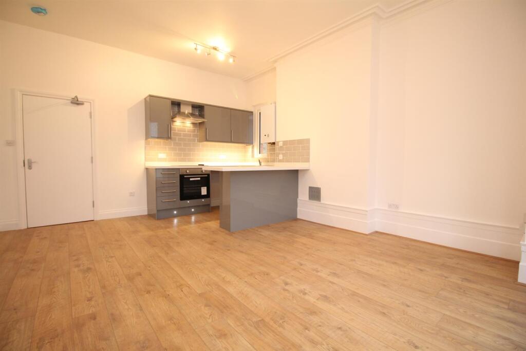 Flat 6, 13 Canterbury Road Lounge2.JPG