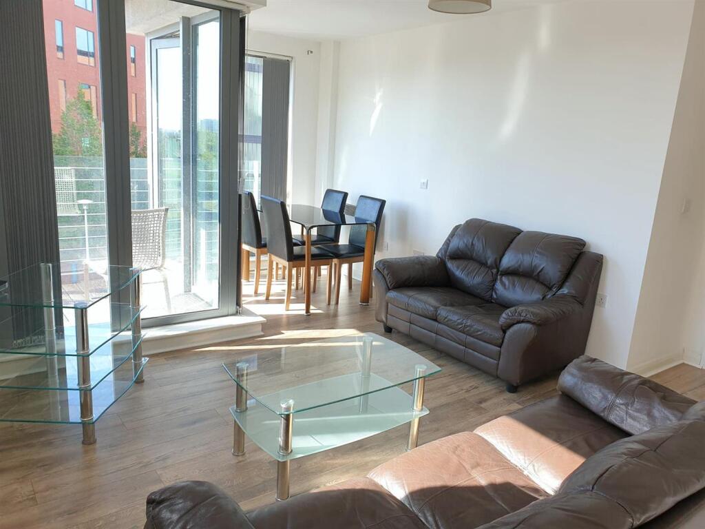 Lounge/Dining
