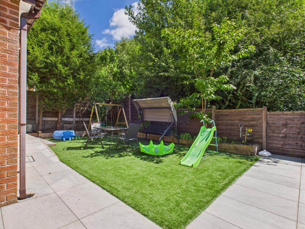 CAM03729G0-PR0090-STILL040