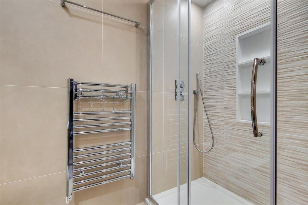 8_Ensuite 2-0.jpg