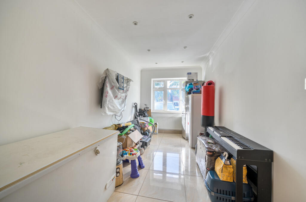 1374418-12-690463...