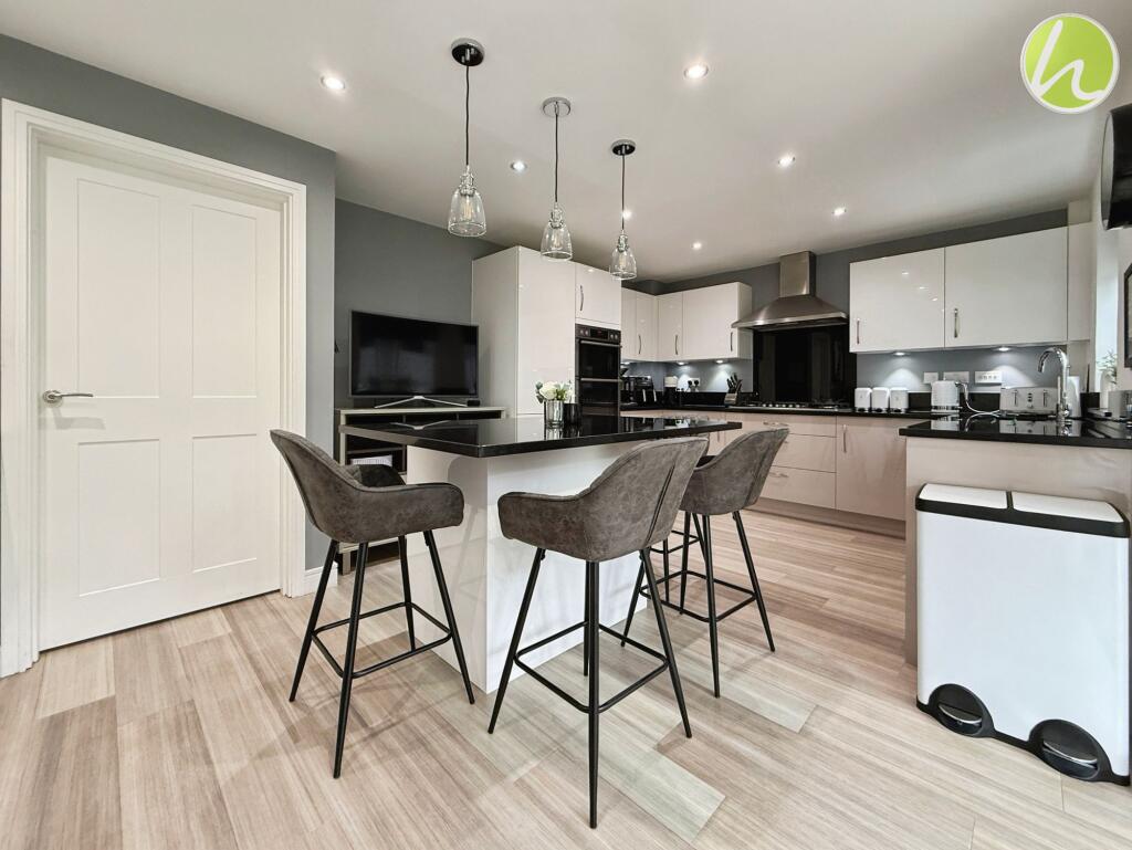Kitchen/ Dining Space