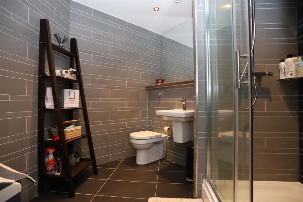 ensuite.JPG