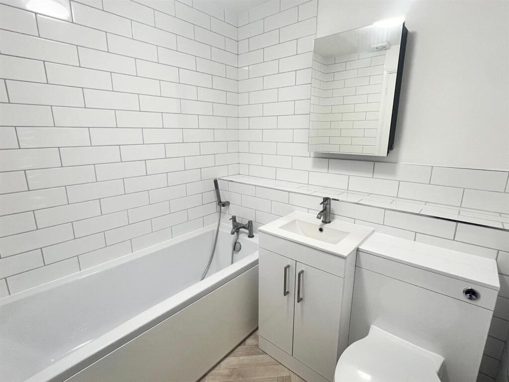 Bathroom 1.jpg