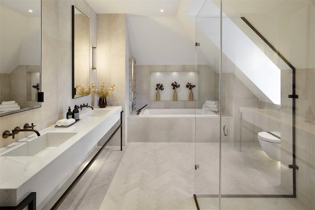 Master En-Suite.jpg