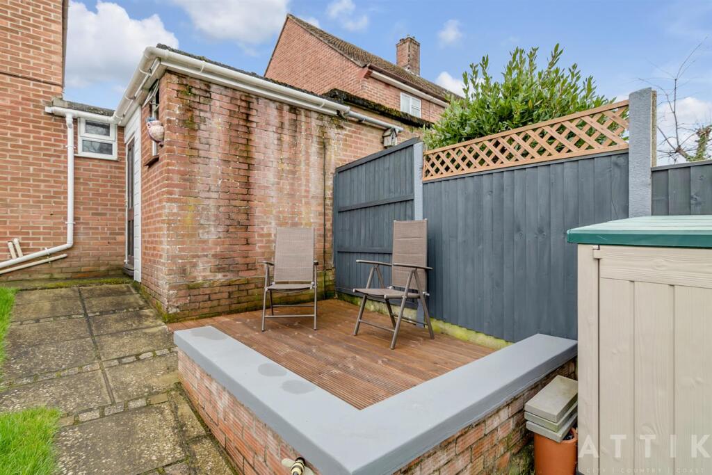 9 Bedingfield Crescent Halesworth IP19 8DZ (18).jp