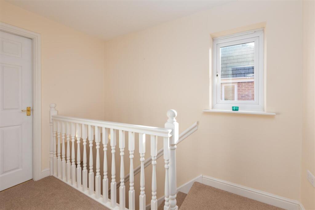 19 ROBIN CRESCENT-3.jpg