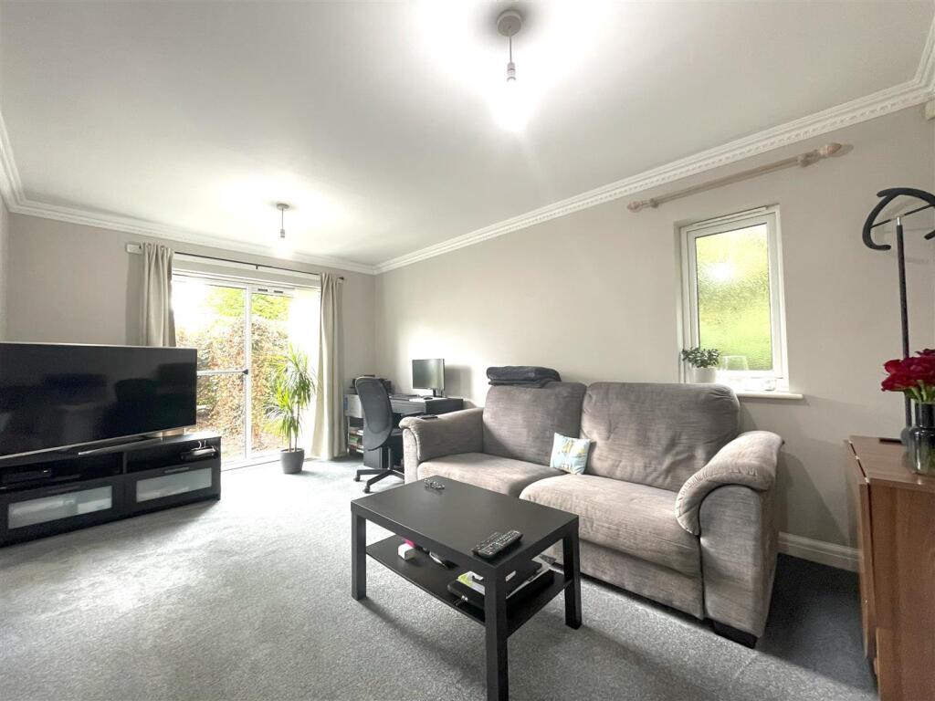 Lounge 1.jpg