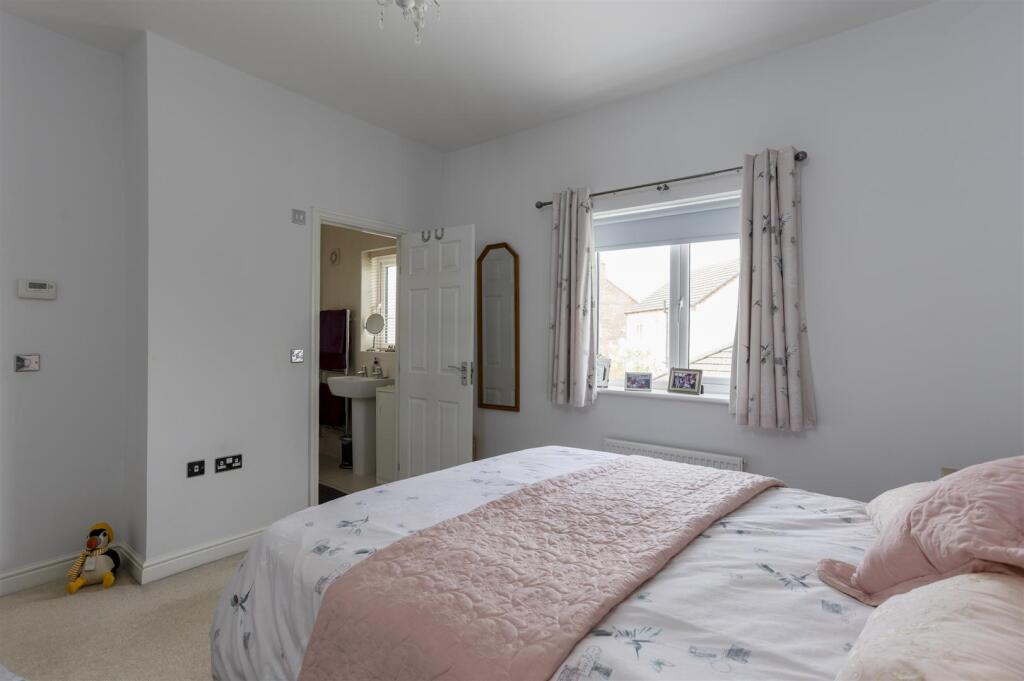 7_Driffield Avenue_3.jpg