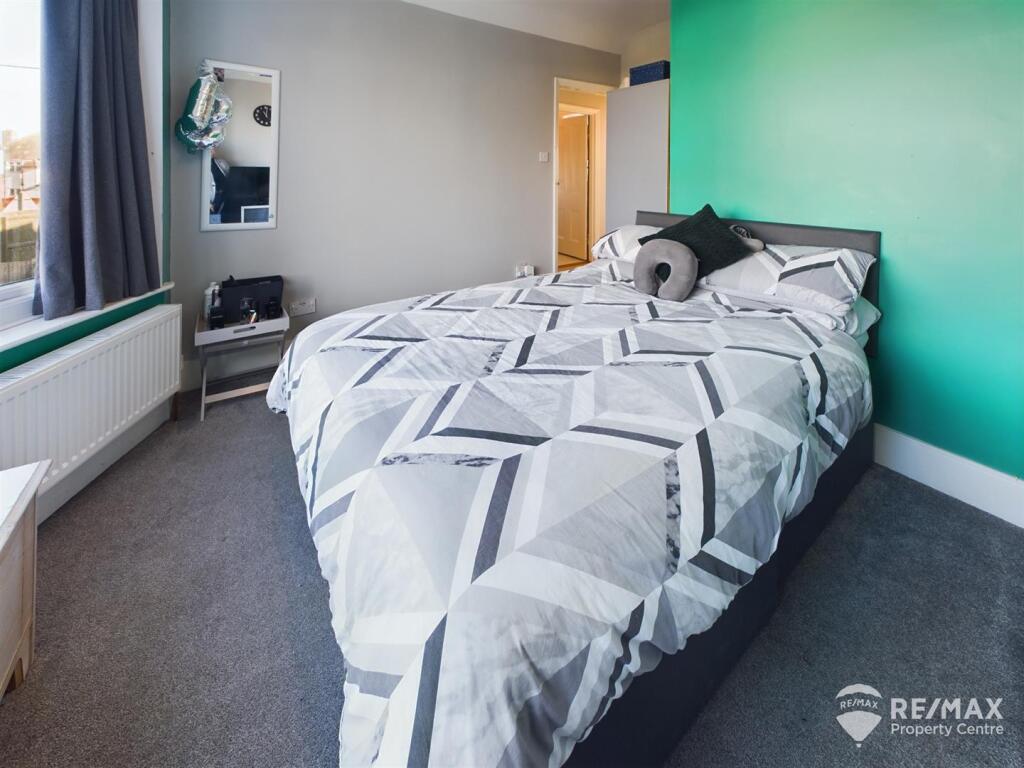 Bedroom 2 (2).jpg