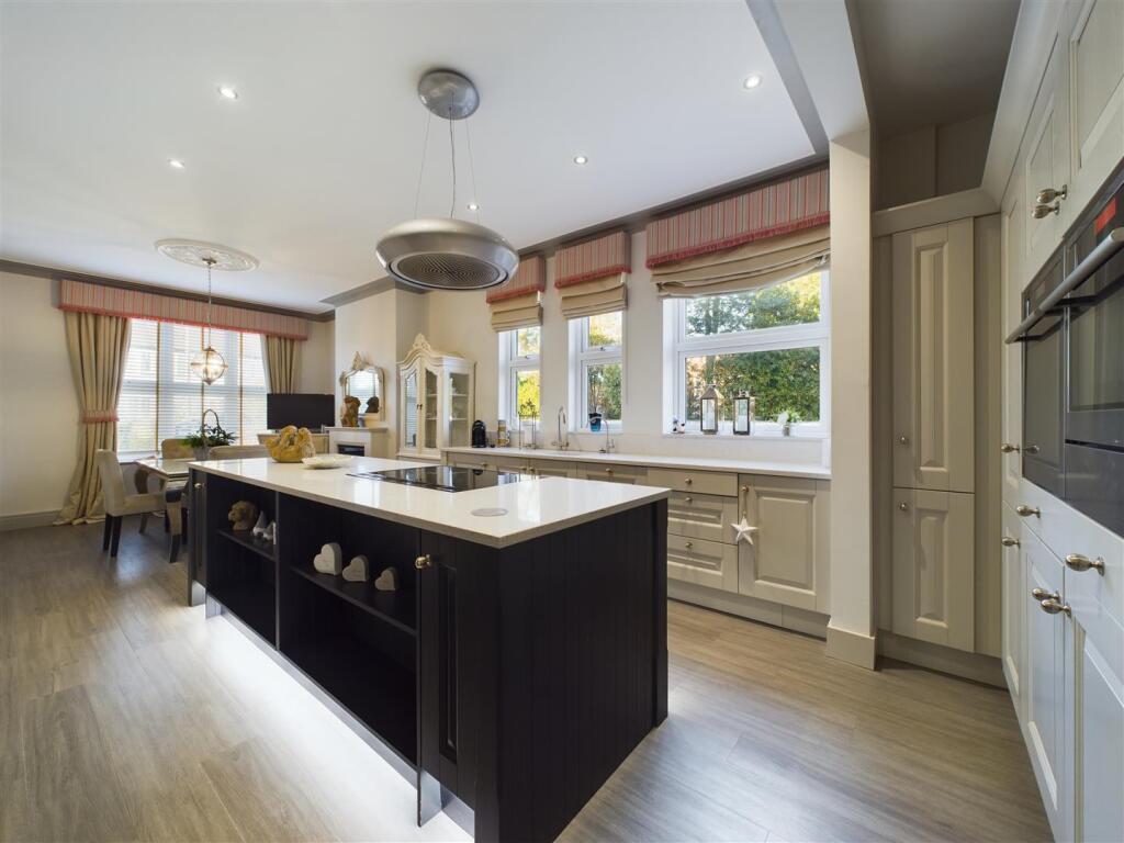 KITCHEN/ DINER