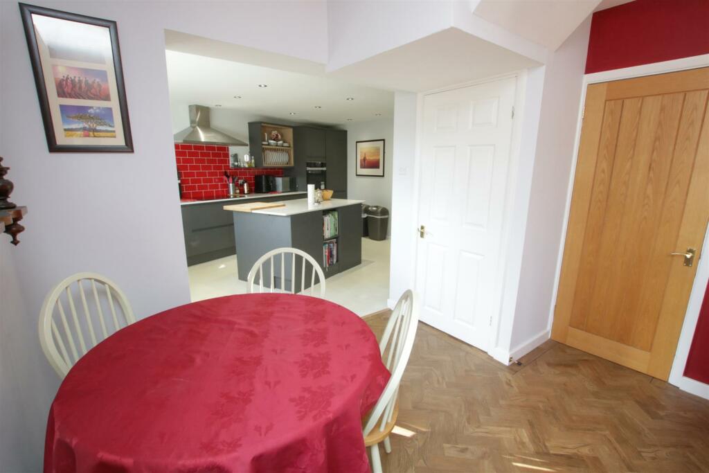 OPEN PLAN LIVING/ DINING