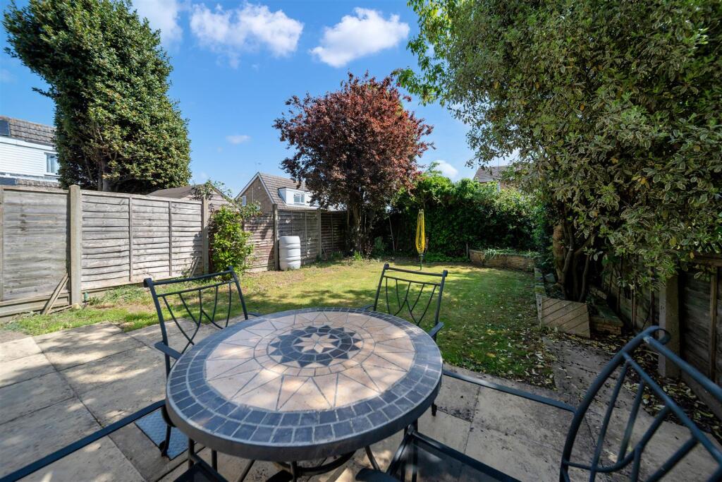 12 Hardwick Cl-10.jpg