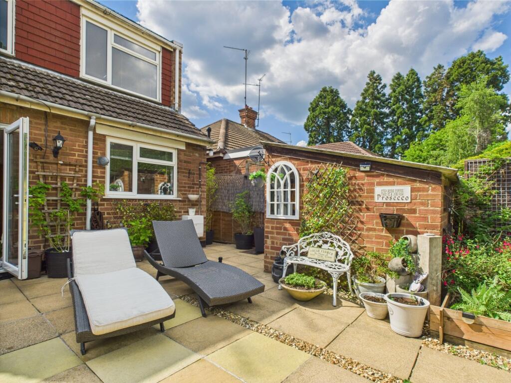 23. CAM04922G0-PR0020-STILL026