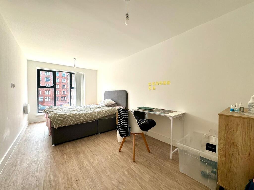 Main bedroom pic 1.jpeg