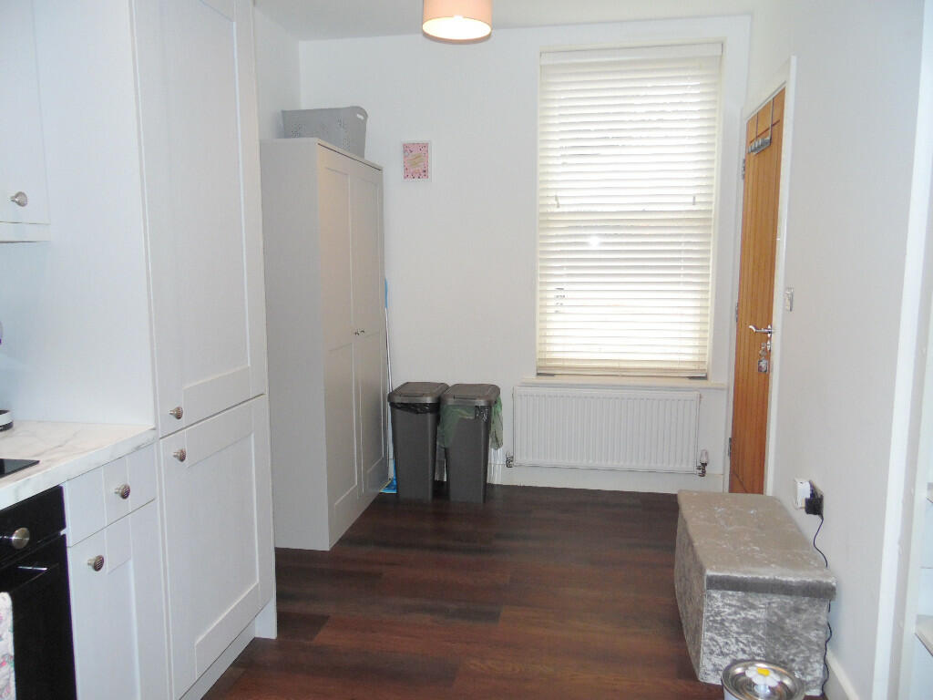 KITCHEN/DINING AREA