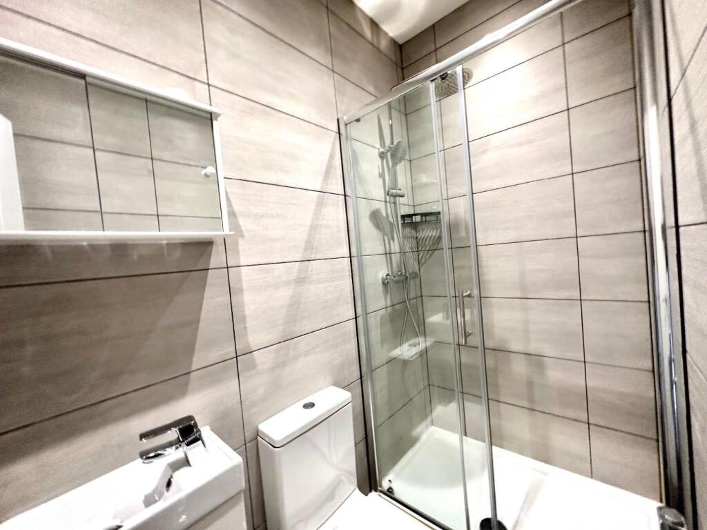 MODERN SHOWER ROOM
