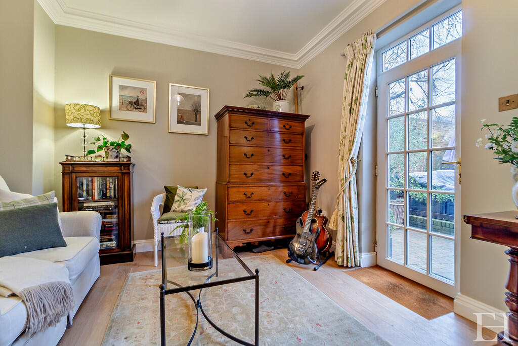 8632598-interior1...