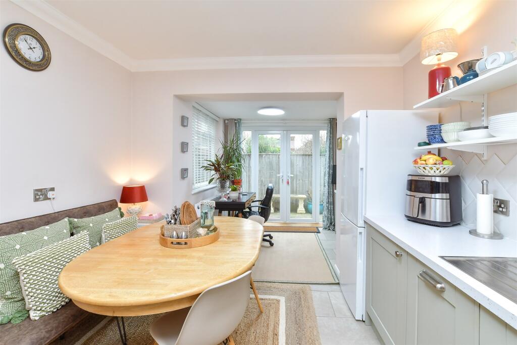 Kitchen/ Dining Room