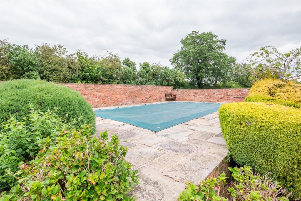 Outdoor Swimming Poo