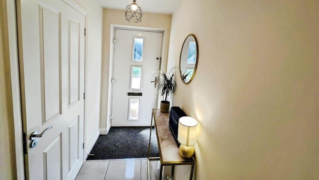 4 Derham Crescent hall a.jpg