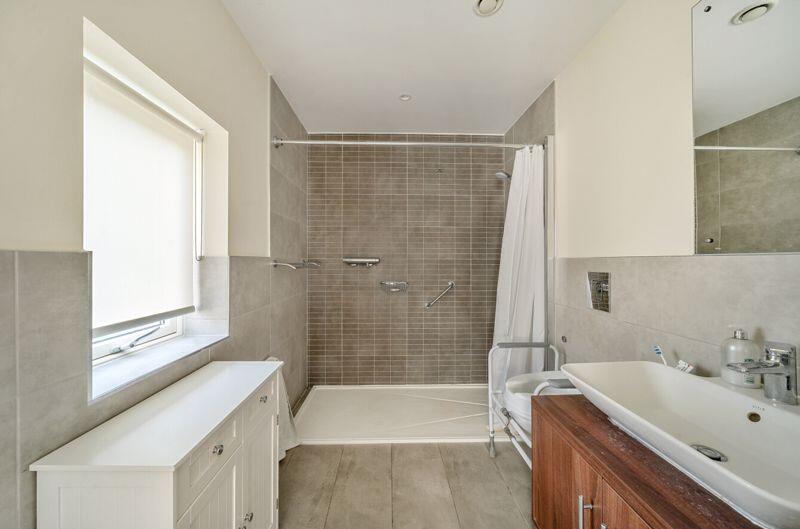Ensuite shower to master bedroom