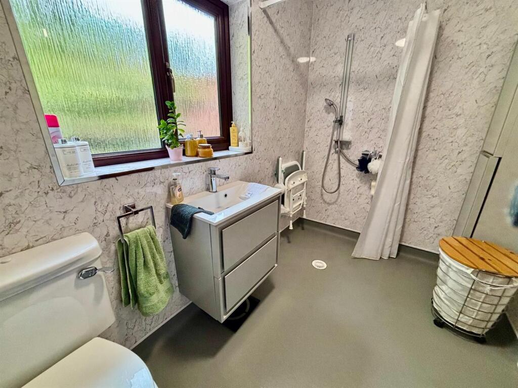 Shower Room / WC: