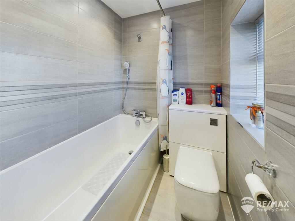 Bathroom (2).jpg