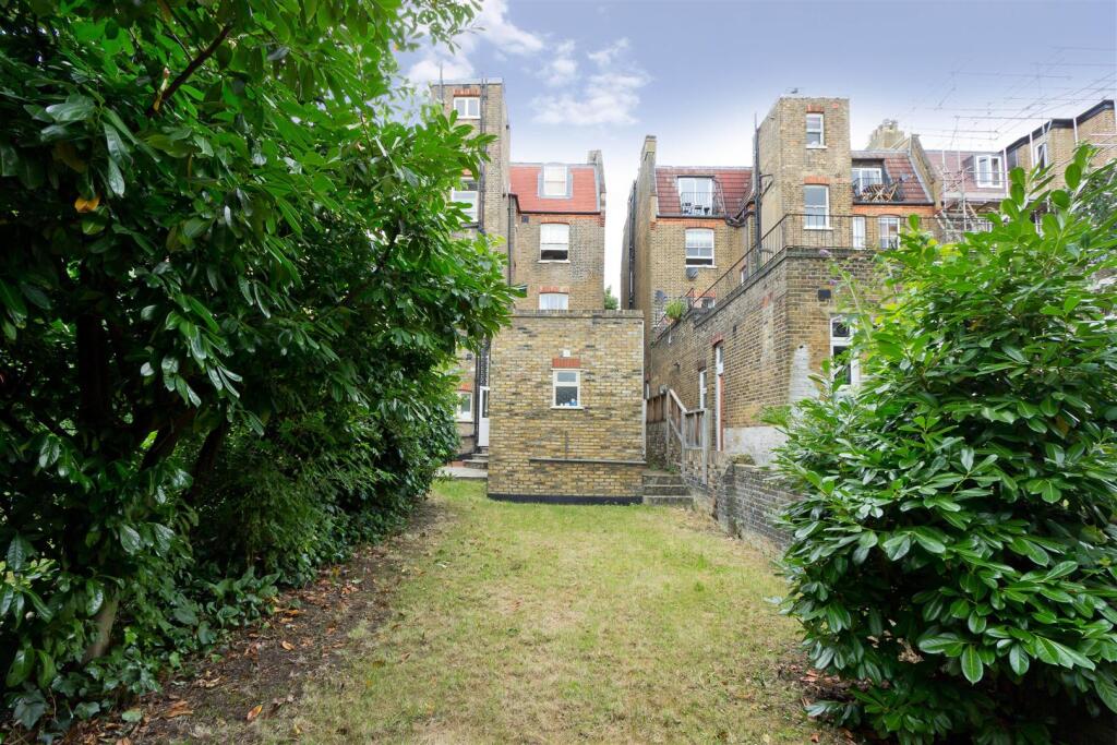 Greencroft Gardens f2 99 new hi garden2.jpg