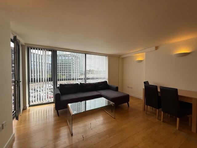 Lounge Windows