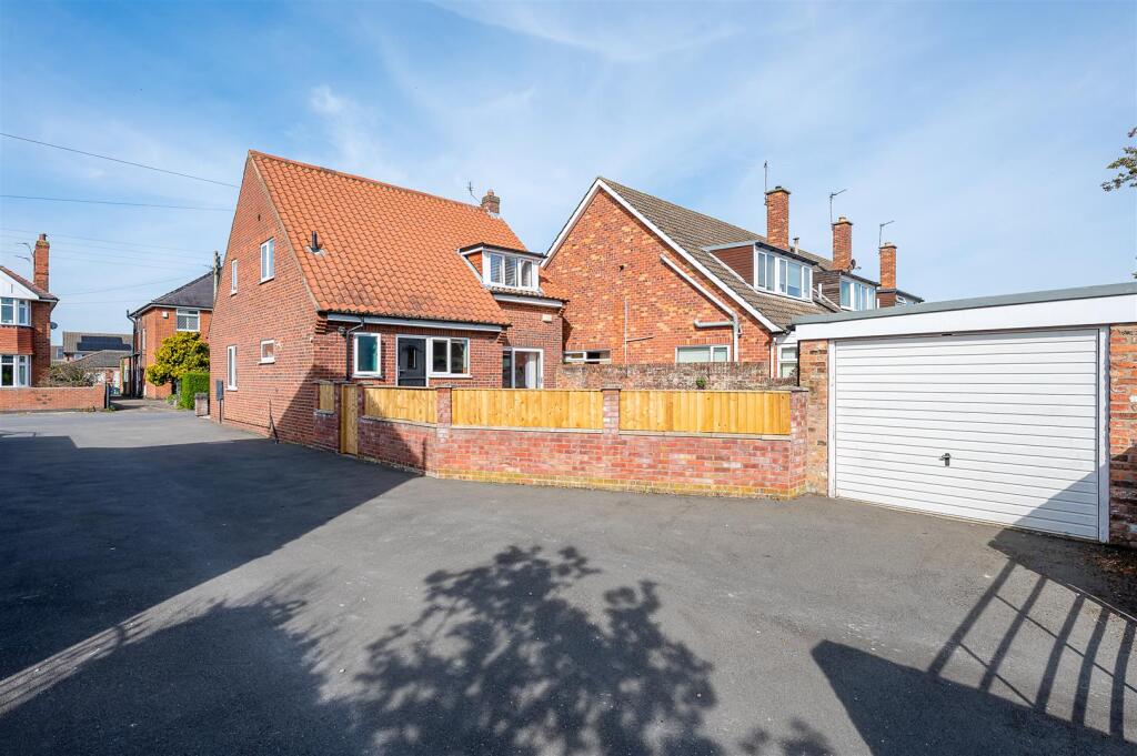 GARAGE &amp; PARKING