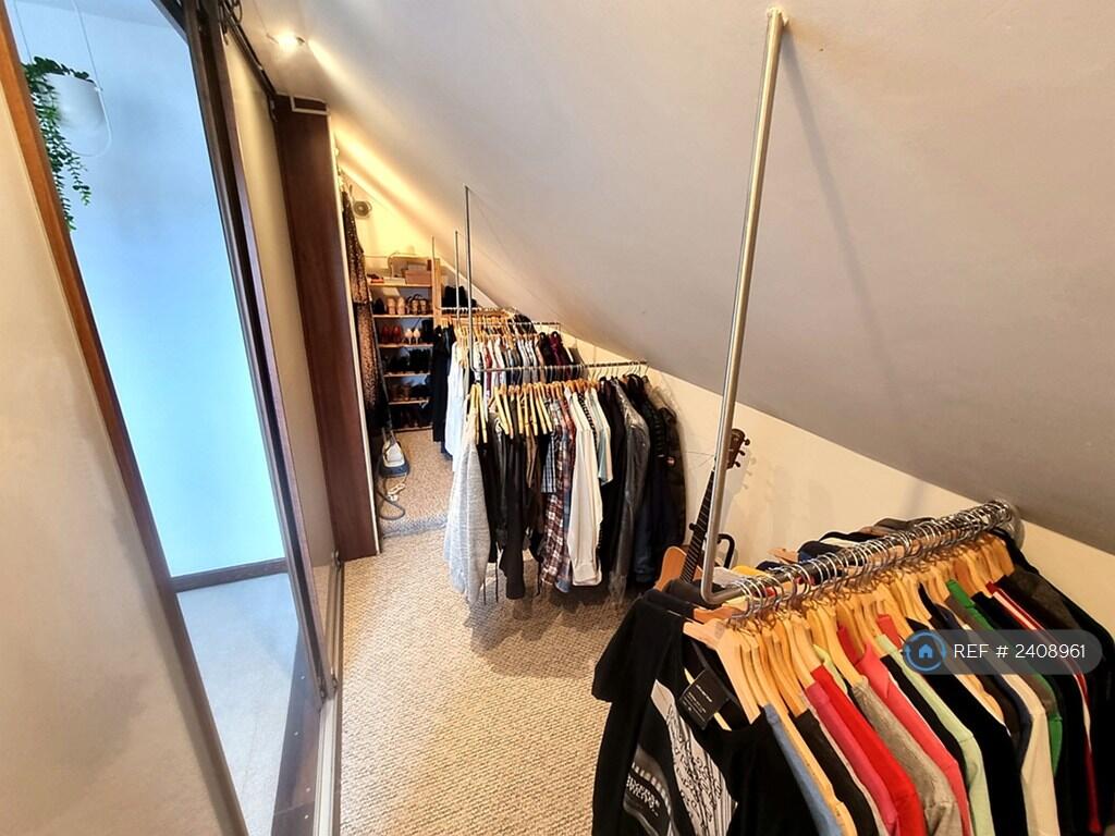 Upper Main Bedroom Wardrobe