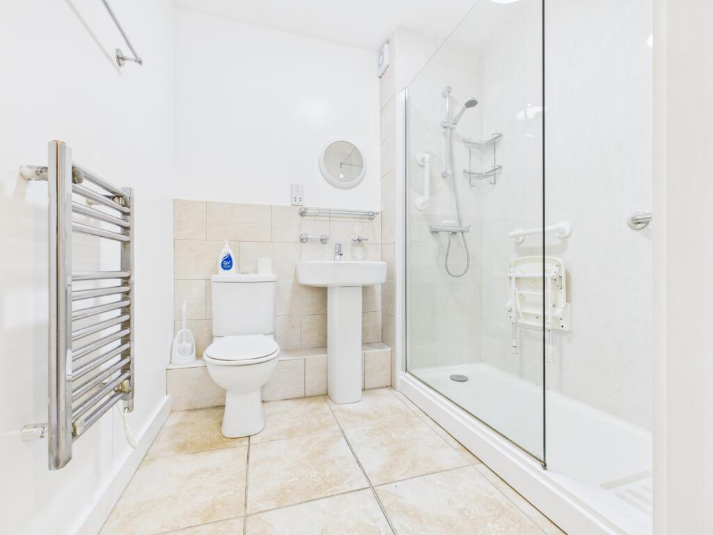 CAM03729G0-PR0176-STILL004