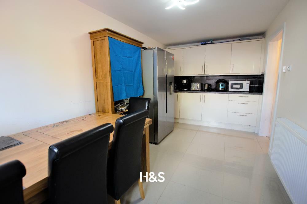 5 Cropthorne Gardens- Kitchen 1.jpg