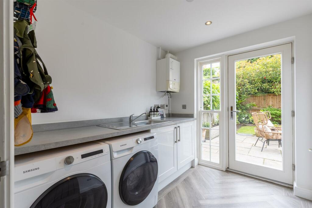 3CrownGreenCourt-6.jpg