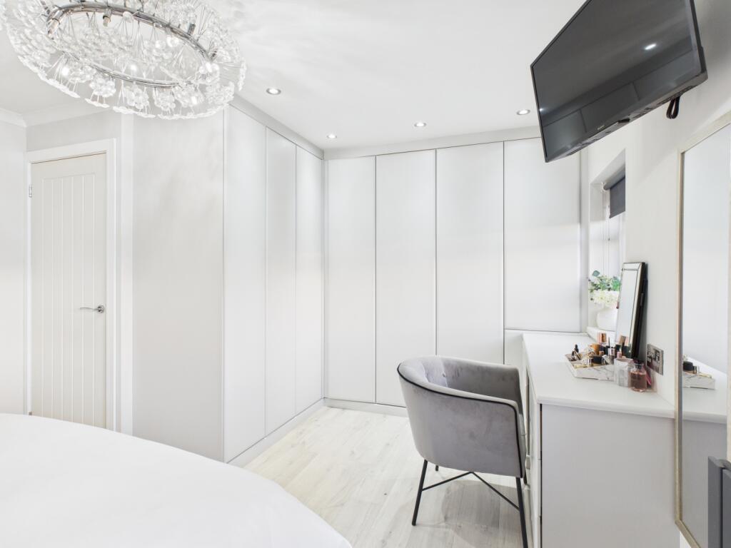 CAM03729G0-PR0181-STILL016