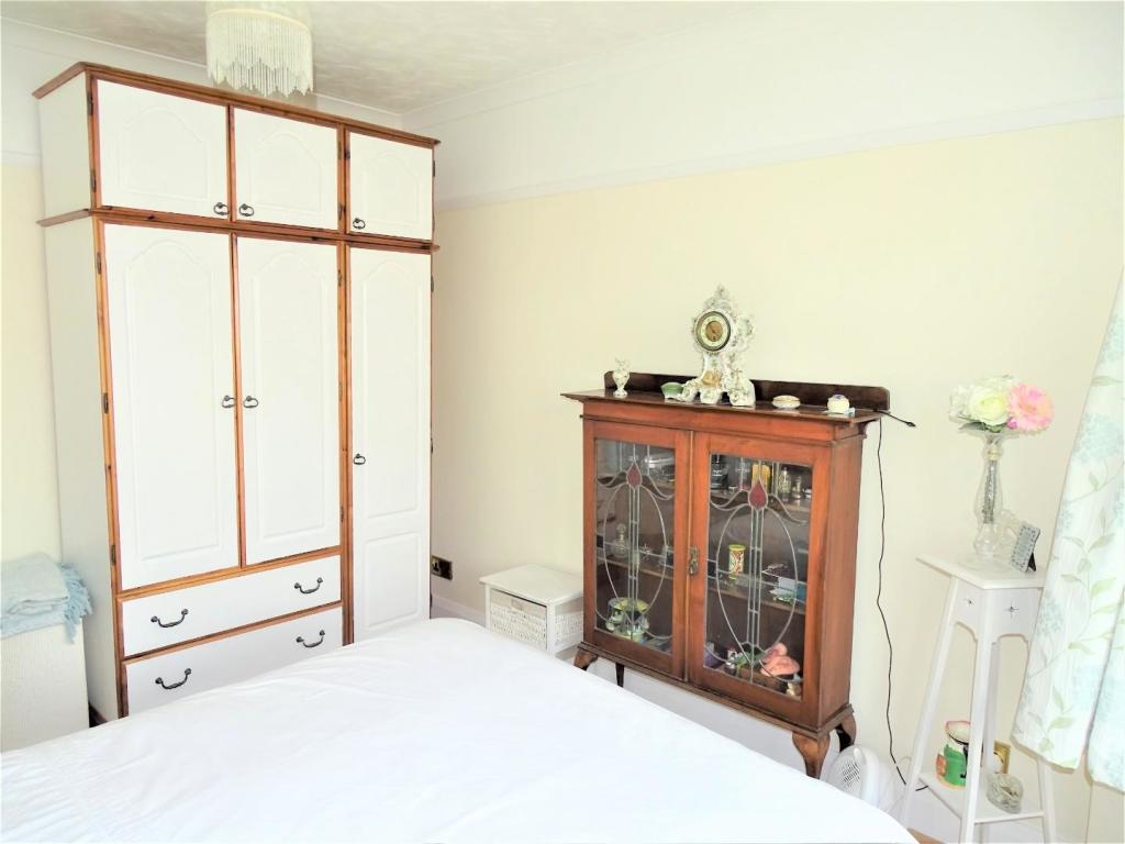 WARDROBE SPACE