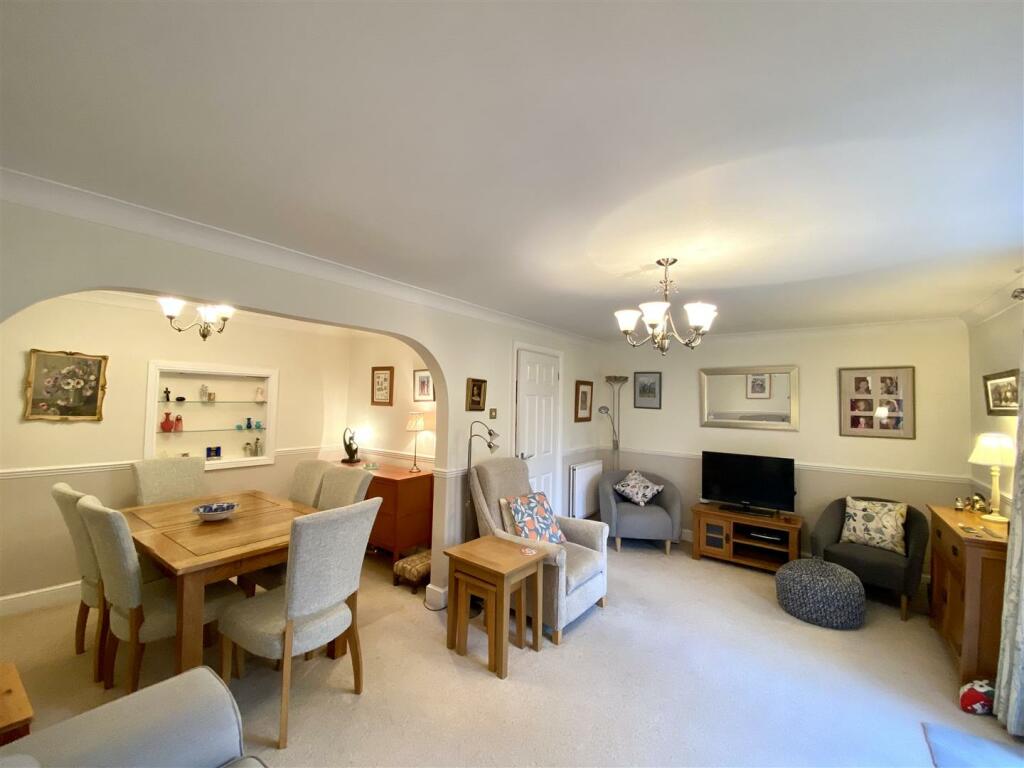 LIVING/DINING ROOM