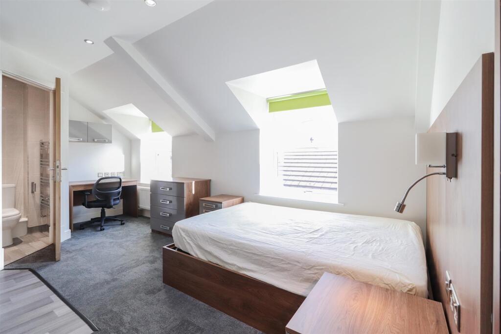 303 Victoria House.jpg